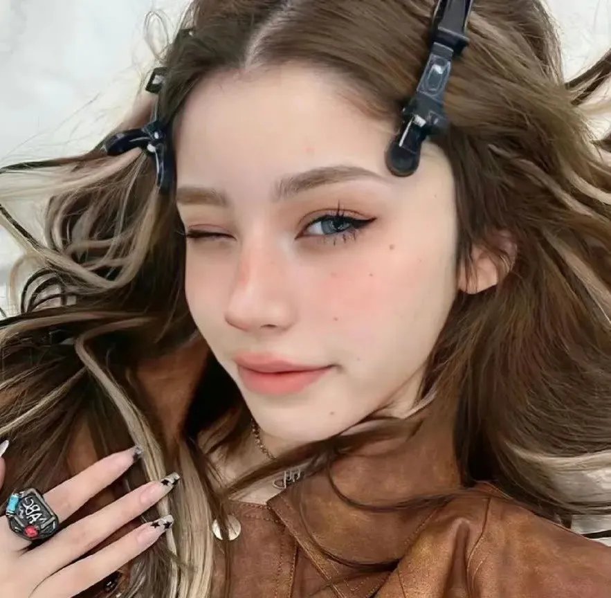 劳拉·马尔斯的眼睛