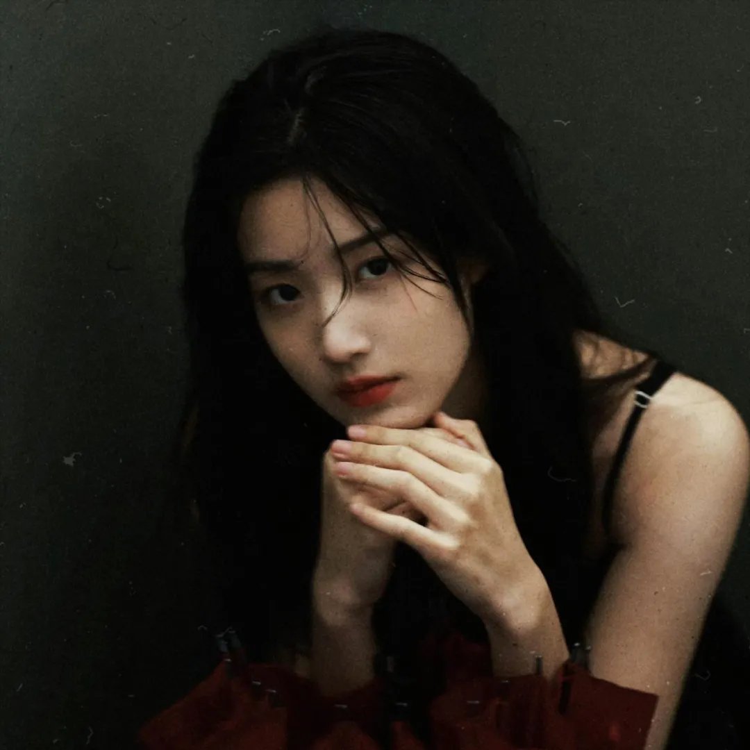 戴脚镣的女孩